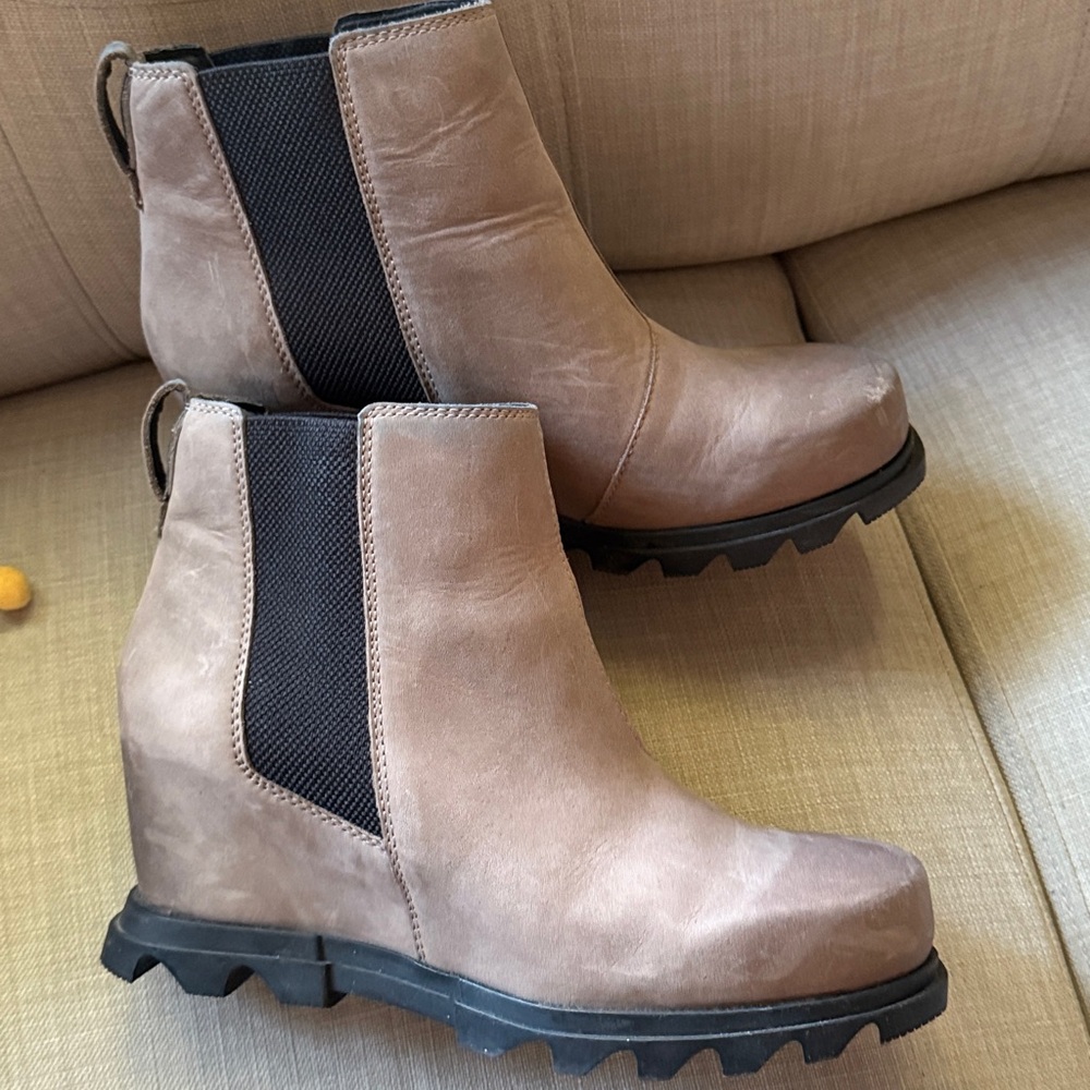 Sorel Lea Joan of Arctic Leather Bootie‎ Hidden Wedge Taupe 9.5